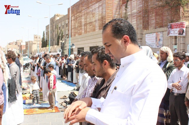 جرحى الثورة والمتضامنين معهم أمام مجلس الوزراء يؤدون صلاة جمعتهم الخامسة 5