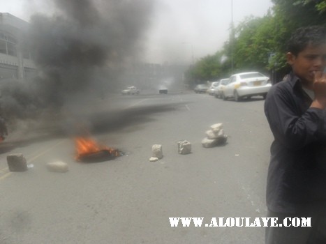 مسلحون يقطعون طريقاً في "بيرباشا" بتعز وحملة أمنية تشتبك معهم وتفتح الطريق بعد إحراق إطارات 1 01 03 13 506997752