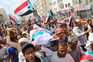 عدن: الآلاف يشيعون الشهيد العياشي ويتضامنون مع الجرحى والمعتقلين 1 01 03 13 842788718