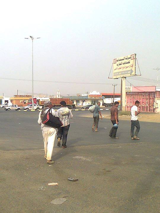 السعوديون يرفضون نقل المرحلين اليمنيين على سياراتهم وارتفاع تكلفة نقل الركاب من مثلث الدرب إلى الطوال إلى أكثر من الضعف 1 01 07 13 380771527