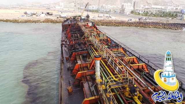 صور تكشف العيوب الفنية في باخرة "شامبيون 1" الجانحة أمام ميناء المكلا 1 01 08 13 340225790