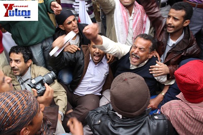 "فيديو و صور" مسيرة التضامن مع جرحى الثورة المضربين عن الطعام تصل إلى ساحة الاعتصام رغم اعتداءات جنود اللواء الرابع واطلاقهم الرصاص الحي لتفريق المسيرة 1 03 02 13 693637859