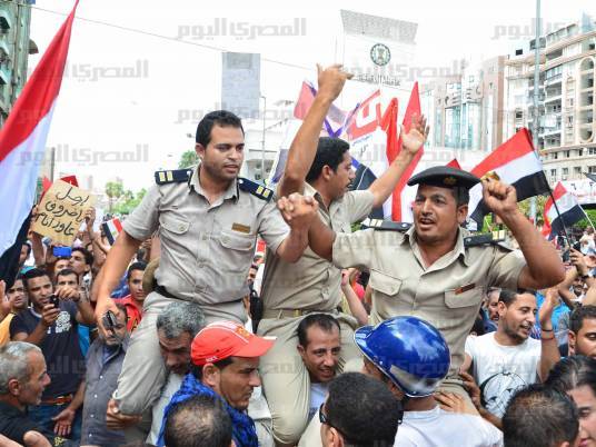 قيادة الجيش المصري تعقد اجتماعا مع رموز البلاد ومرسي يجدد دعوته لخارطة طريق الشرعية 1 03 07 13 317001441