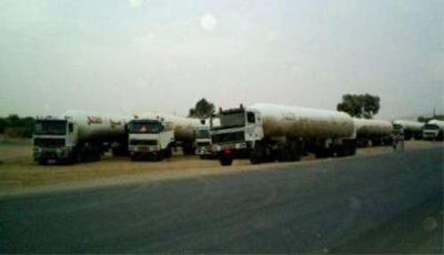 مأرب .. جنود يحتجزون 350 شاحنة للغاز والنفط للمطالبة بإكرامية رمضان 1 03 08 13 49056590