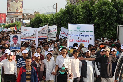 خروج مئات الآلاف يطالبون بإلغاء الحصانة لصالح ومحاكمة وإقالة بقية أفراد عائلته 1 04 09 12 513065328