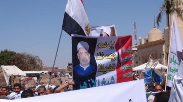 مصر.. تظاهرات ترفض محاولات أخونة الأزهر واصابة العشرات بطلقات الخرطوش 1 05 04 13 718741167