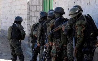 مسلحان ينهبان شاحنة تابعة لمجموعة هائل سعيد في عدن 1 05 05 13 476536102