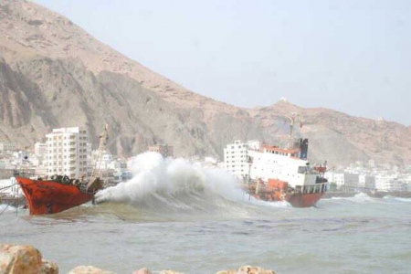 سفينة شامبيون مهددة بالغرق وتحذيرات من تفاقم الكارثة البيئية 1 05 08 13 509885053