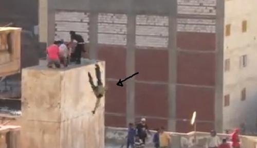 "فيديو وصور".. إرهابي ملتحي وزملائه من أنصار الإخواني المعزول مرسي يلقون بشباب من إرتفاع دورين ثم يقومون بضربهم بالسيوف في جريمة شنعاء 1 06 07 13 180238177