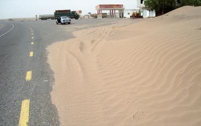 أبناء طور الباحة يطالبون محافظ لحج بالتوجيه بإزالة الرمال التي زحفت على الخط الاسفلتي الرابط بين طور الباحة والوهط 1 06 08 13 573755779