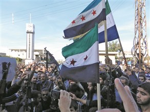 سورية : مقاتلون إسلاميون يمزقون علم الثورة ويعتدون على متظاهرين هتفوا للدولة المدنية 1 08 02 13 621887045