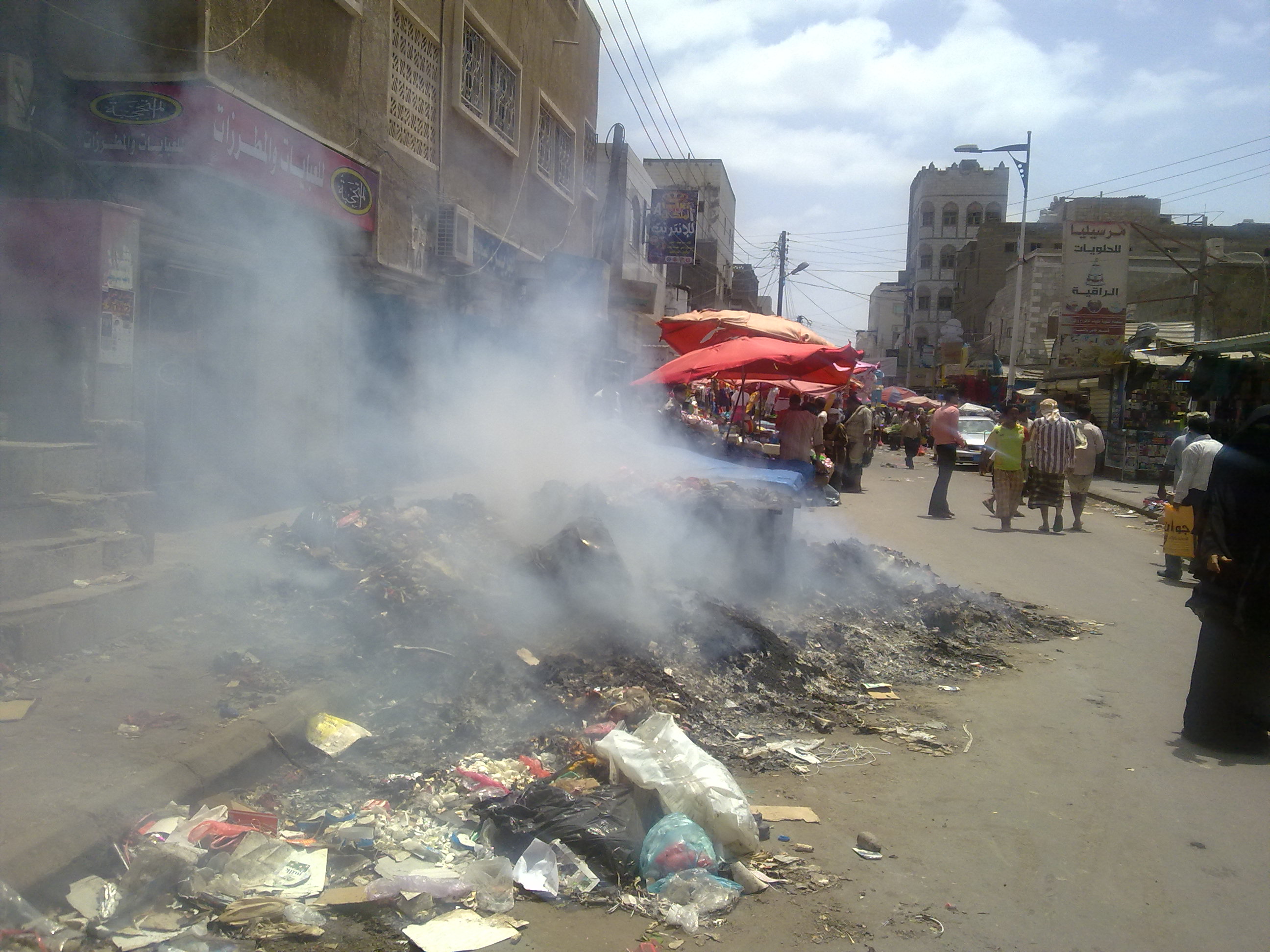 عمال النظافة بعدن يواصلون إضرابهم والنقابة تهدد بفقدانهم مصدر عيشهم في حالة الاستمرار 1 08 08 12 621614681