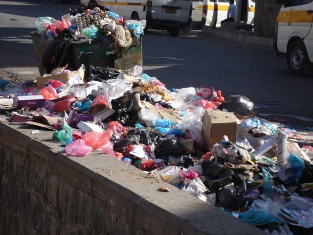 استمرار انتشار الأوساخ والقمامة في مدينة تعز على الرغم تغيير مدير النظافة 1 08 08 13 870856814