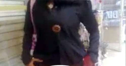 معلمة في الحديدة تخلع ملابسها أمام القصر الجمهوري احتجاجا على فصلها من وظيفتها 1 09 04 13 698350666