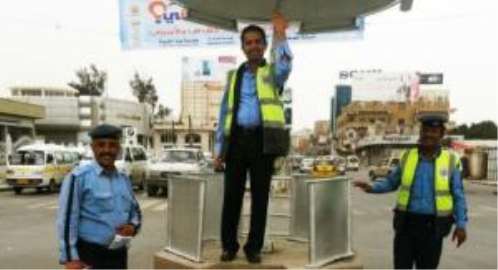 وزير الدولة ينظم المرور في جولة الرويشان في صنعاء 1 09 05 13 249579860