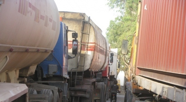 تعز.. احتجاز قاطرات نفط في الراهدة من قبل مسلحين من أبناء الصبيحة وتحذيرات من أزمة وقود في حال استمرار الاحتجاز 1 09 07 13 217781799