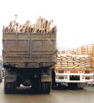 مسلحون مجهولون يحتجزون عددا من القاطرات ويحرقون احداها 1 09 09 12 929622023