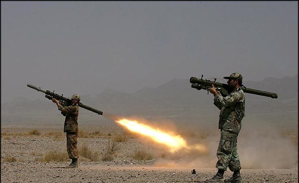 صنعاء: عسكريين وقادة كتائب يطردون مقولة وقادة عسكريين من اللواء الثالث حرس خاص 1 10 06 12 111820210