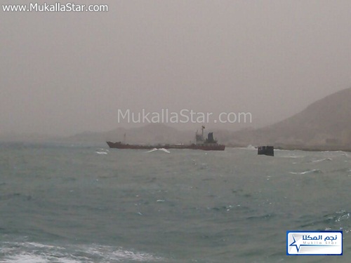 حضرموت.. سفينة محملة بمواد نفطية تصارع الامواج قبالة ساحل المكلا 1 10 07 13 964277161