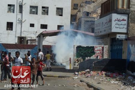 عدن.. محتجون شباب يهاجمون معسكر للجيش في كريتر 1 11 05 13 161872203