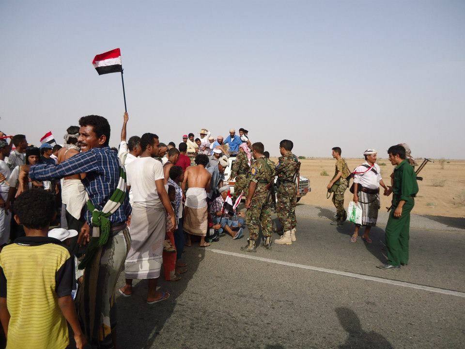 إصرار شباب «مسيرة الحقوق والكرامة» على الوصول إلى منفذ الطوال والطابور السعودي يحاول منعها 1 12 05 13 329123119