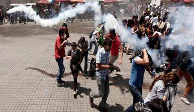 المحتجون يعودون لتقسيم رغم الغازات وخراطيم المياه 1 12 06 13 643245170