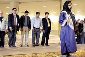 برلماني يمني يصلي مع (زوجته) في مسجد الرجال 1 15 03 13 92286836