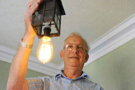 لمبة تضيء منذ 100 عام في بريطانيا 1 15 07 12 711237054