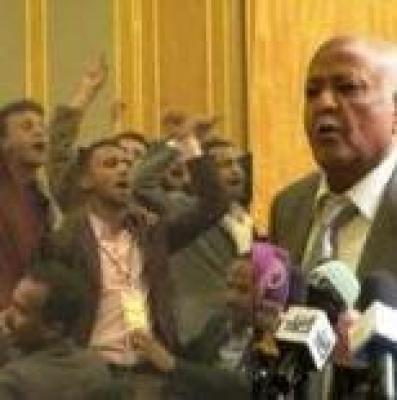 شباب الساحات يرفضون اعتذار باسندوة 1 15 12 12 74675719