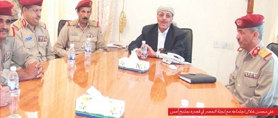 محسن يماطل في تسليم معسكر الفرقة ويشترط نقل أسلحة خاصة به وتسليم آليات المعسكر إلى المنطقة السادسة فقط، وترتيب وضع ضباط وتثبيت أكثر من 7 ألف جندي 1 16 04 13 944975427