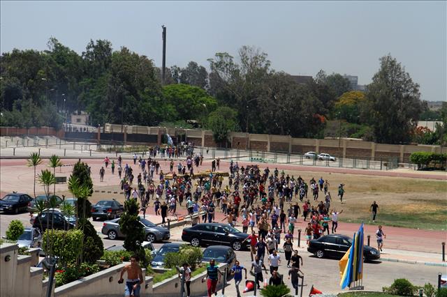 رابطة أولتراس الزمالك تقتحم المؤتمر الصحفي لوزير الرياضة المصري 1 16 05 13 993233875