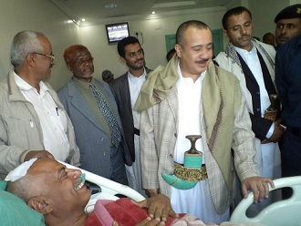 وزير الشئون القانونية وأمين عام الاصلاح والشائف يزورا حاشد ويدينا الاعتداء عليه 1 17 02 13 27055078