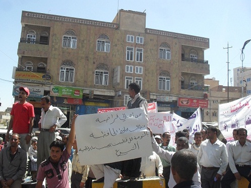 أنتم في اعناقنا- شعار مسيرة راجلة من تعز الى صنعاء تنظمها الحملة الشعبية لمناصرة الجرحى 1 17 02 13 980716470