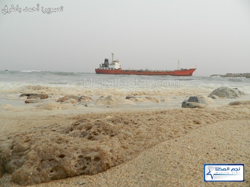تسرب نفطي من الباخرة السيراليونية الجانحة قبالة ميناء المكلا ينذر بكارثة بيئية 1 17 07 13 680026414