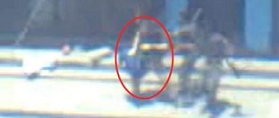 قوات الأمن اليمنية تعتدي على صحافي فرنسي 1 18 09 12 180483801