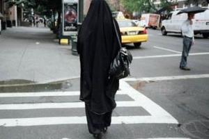 صحفية أميركية تشن هجومًا شديدًا على الحجاب وتسخر منه 1 20 08 12 413141256