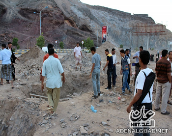 نشطاء يعتصمون في عدن لرفض عمليات ردم البحر من أجل مشروع تجاري 1 22 01 13 41592335