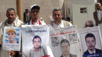 شباب الثورة المعتقلون في مركزي صنعاء يعلنون إضرابا مفتوحا عن الطعام والزيارات والمقابلات احتجاجا على اعتقالهم 1 24 05 13 3564161