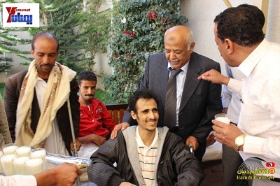 مصادر: باسندوة يدعو بعض جرحى الثورة لمأدبة عشاء في منزله لامتصاص غضبهم بعد وفاة الكمالي بسبب اهمال حكومته 1 25 11 12 393712491