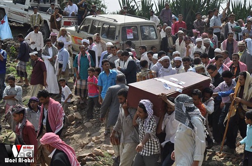 "صور" تشييع الشهيد عبد الرحمن الكمالي في ساحة الحرية بتعز قبل دفنه في قريته بمديرية شرعب الرونة 1 26 07 13 360081446