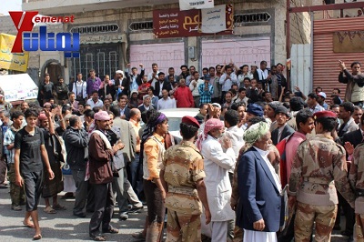 وقفة احتجاجية لشباب الثورة أمام منزل الرئيس هادي للتنديد بالقمع الذي تعرض له المعتصمين في ميدان السبعين 1 26 12 12 192262554