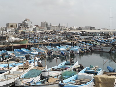 الحديدة.. مئات القوارب عالقةً في ميناء الاصطياد جراء منع هيئة المصائد السمكية تعميق مدخل الميناء 1 28 02 13 209148766