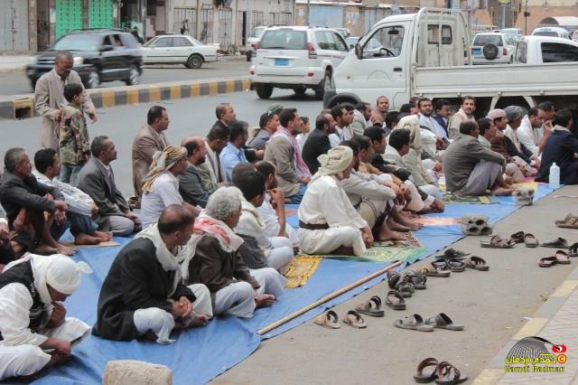 "فيديو وصور" موظفوا وعمال المسالخ يؤدون جمعتهم الأولى أمام وزارة المالية للمطالبة بتنفيذ توجيهات رئيس الوزراء بتثبيتهم والتي يرفضها وزير المالية 1 28 06 13 539750416