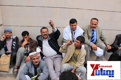 النائب حاشد وجرحى الثورة يبدؤون اضرابا مفتوحا عن الطعام أمام رئاسة الوزراء للمطالبة بتسفير الجرحى واحالة معرقلي الحكم إلى النيابة العامة 1 29 01 13 535427866