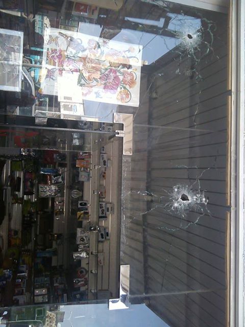 مسلحون في مدينة القاعدة يطلقون نيران كثيفة على مكتبة في الشارع العام ويلحقون بها أضرار مادية تصل إلى أكثر من نصف مليون ريال 1 29 05 13 427754675