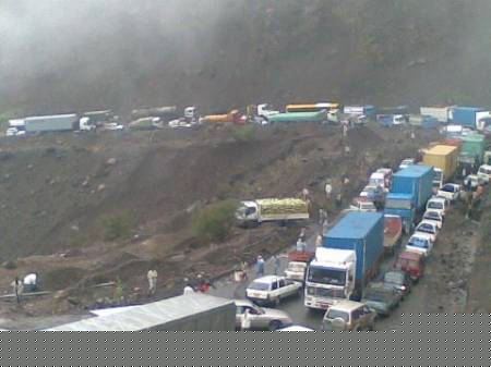 مسلحون يقطعون خط عدن تعز ومئات السيارات عالقة في كرش 1 30 01 13 477267293