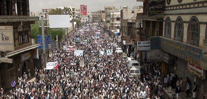 حشود كبيرة بصنعاء تشيع «الحمزي» وتطالب بتسليم جنود الفرقة المتهمين بقتله 1 30 03 13 694209511