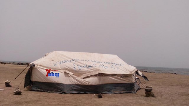 شباب الحراك التهامي يجبرون حراسة منزل صالح على رفع حاوية من كورنيش الحديدة وينصبون بدلا عنها مخيم اعتصام 1 31 07 13 380364464