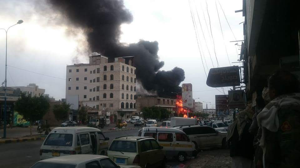 تصاعد سحب من الدخان الأسود شرق العاصمة صنعاء