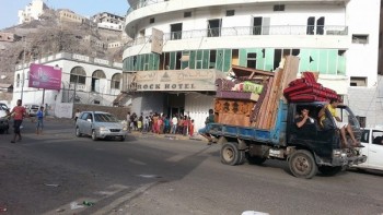 مسلحون يقتحمون فندقا سياحيا بعدن وينهبون محتوياته